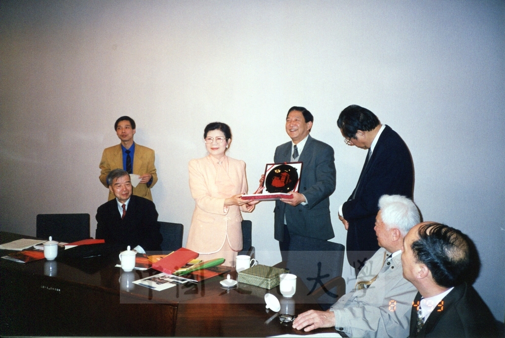 1999年4月8日董事長張鏡湖率同校長林彩梅、學院院長拜訪浙江大學的圖檔，第21張，共28張