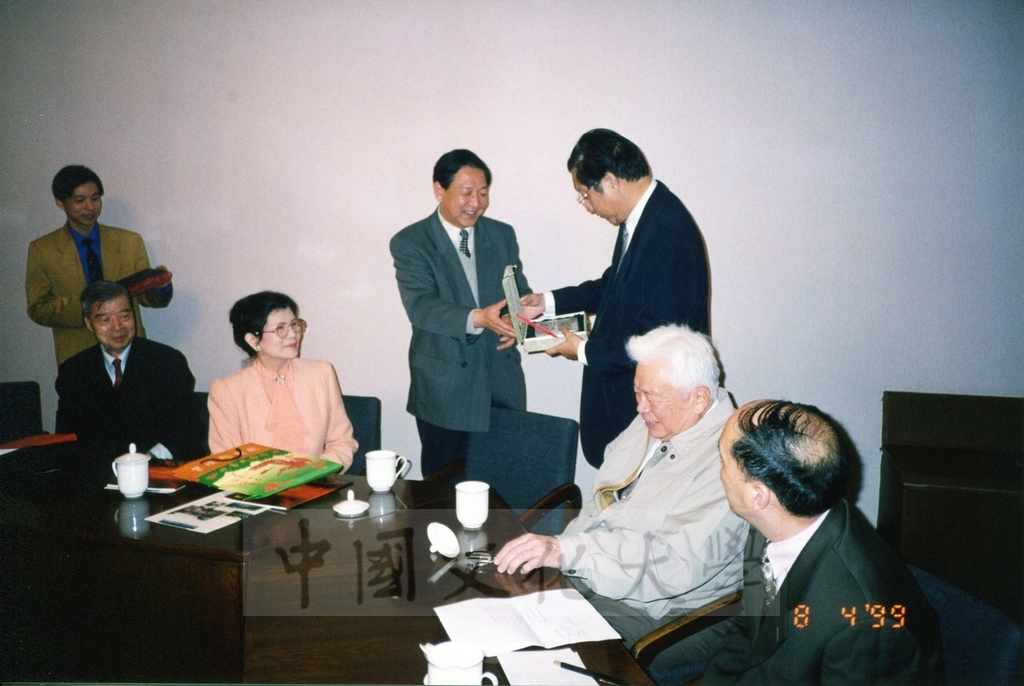 1999年4月8日董事長張鏡湖率同校長林彩梅、學院院長拜訪浙江大學的圖檔，第22張，共28張