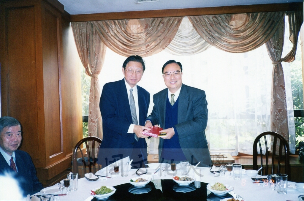 1999年4月8日董事長張鏡湖率同校長林彩梅、學院院長拜訪浙江大學的圖檔，第23張，共28張