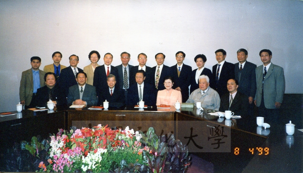 1999年4月8日董事長張鏡湖率同校長林彩梅、學院院長拜訪浙江大學的圖檔，第24張，共28張