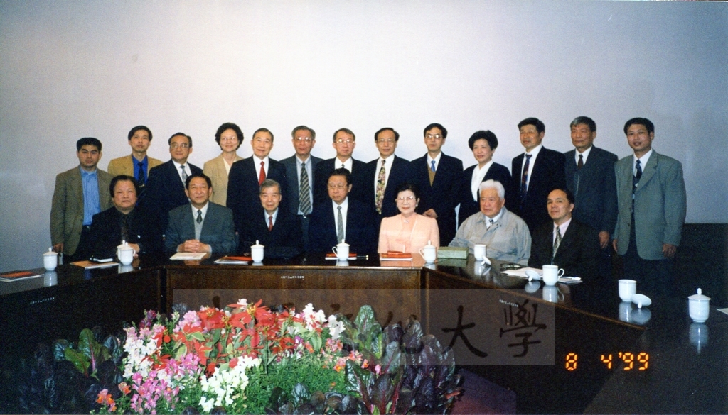 1999年4月8日董事長張鏡湖率同校長林彩梅、學院院長拜訪浙江大學的圖檔，第25張，共28張
