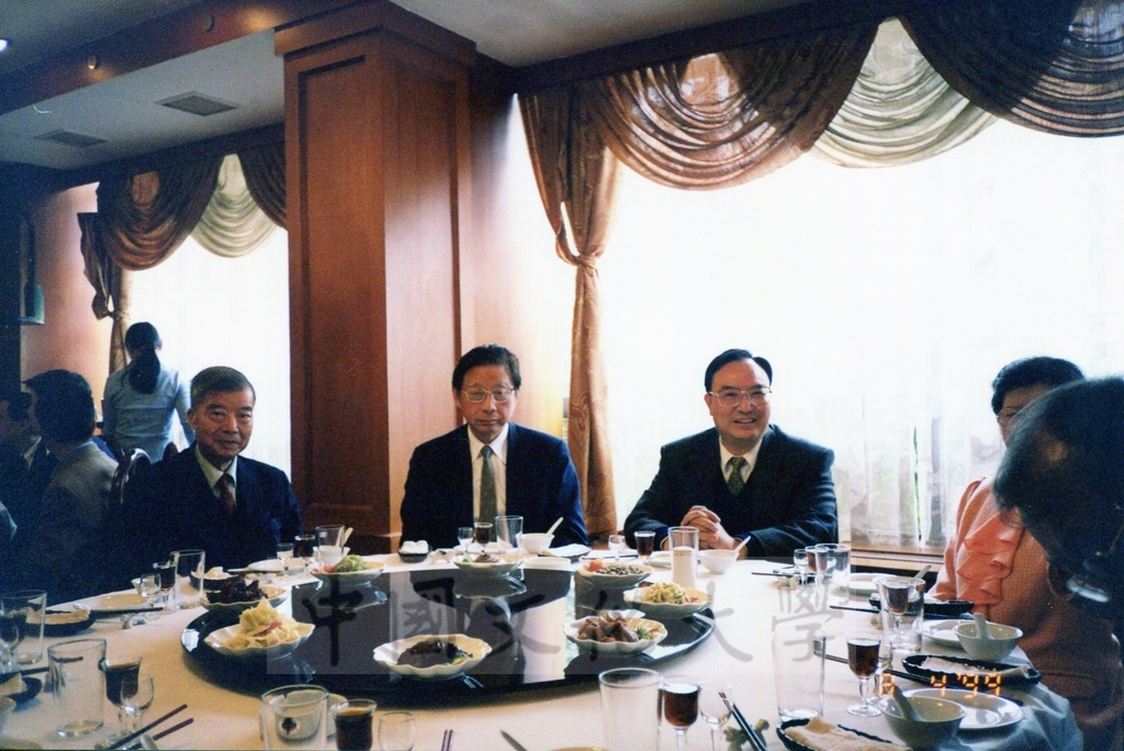 1999年4月8日董事長張鏡湖率同校長林彩梅、學院院長拜訪浙江大學的圖檔，第26張，共28張