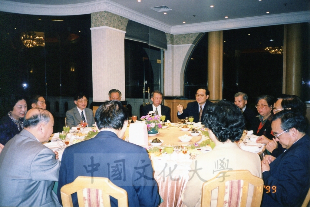 1999年4月8日董事長張鏡湖率同校長林彩梅、學院院長拜訪浙江大學的圖檔，第27張，共28張