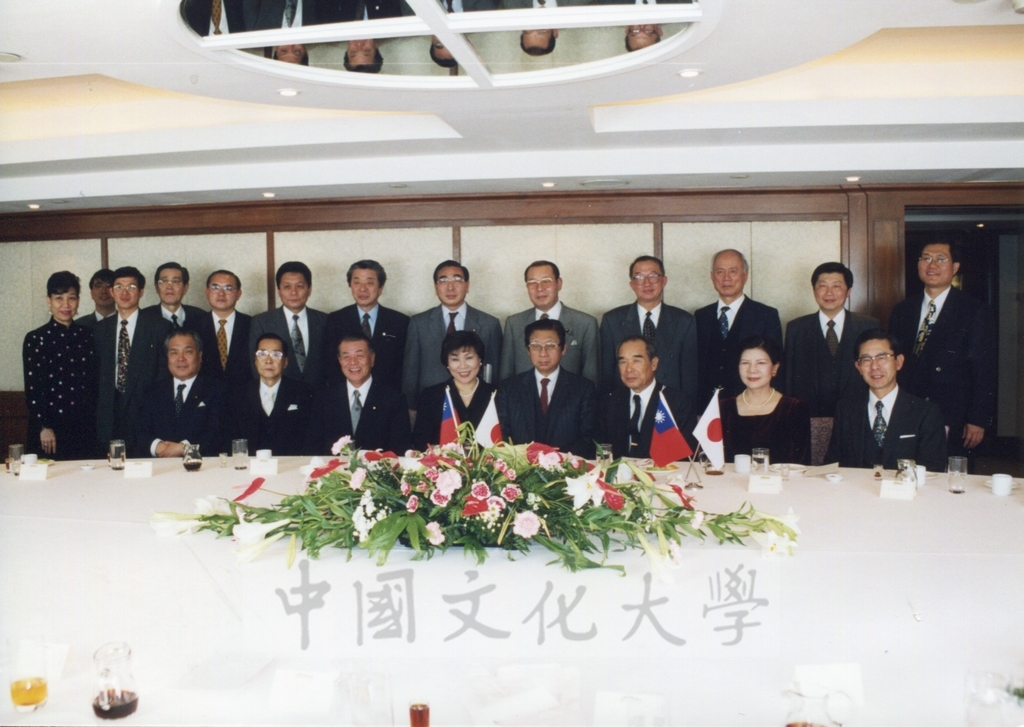 1998年3月1日董事長張鏡湖設宴款待日本參議院自由民主黨幹事長村上正邦等一行人的圖檔，第1張，共1張