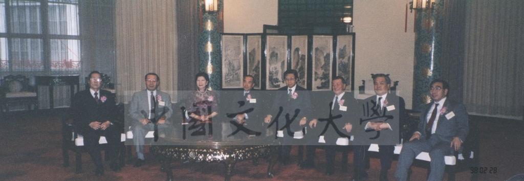 1998年2月28日日本參議院自由民主黨幹事長村上正邦等一行人來台參加本校建校36週年校慶晚會的圖檔，第2張，共3張