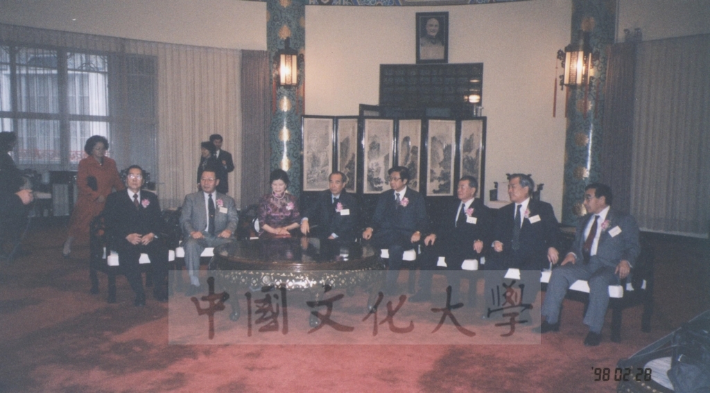 1998年2月28日日本參議院自由民主黨幹事長村上正邦等一行人來台參加本校建校36週年校慶晚會的圖檔，第3張，共3張