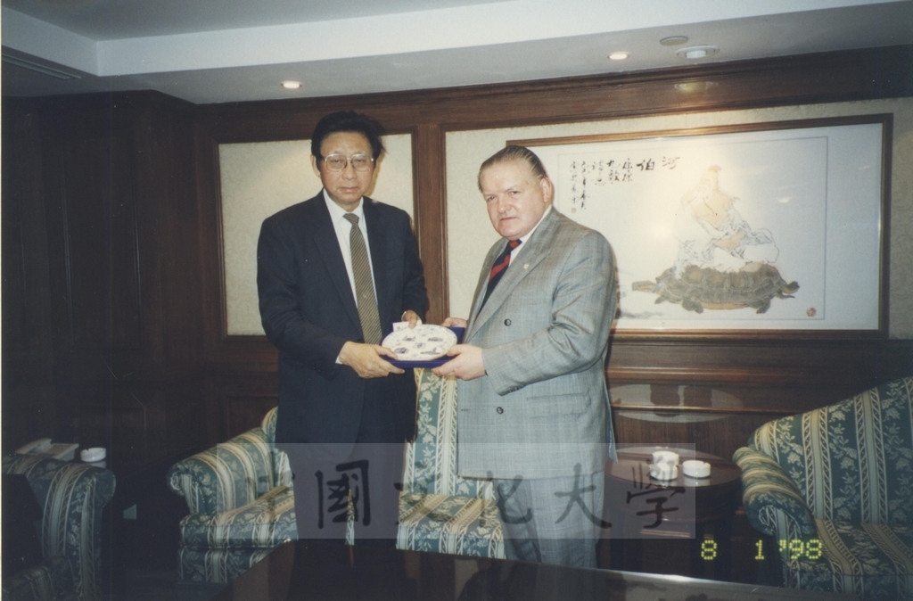 1998年1月8日英國里茲大學副校長Alan C. Roberts蒞臨訪問並拜會張董事長鏡湖、校長林彩梅的圖檔，第2張，共4張