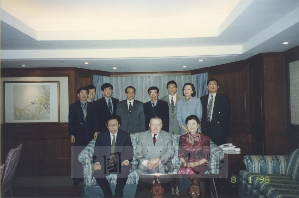 1998年1月8日英國里茲大學副校長Alan C. Roberts蒞臨訪問並拜會張董事長鏡湖、校長林彩梅的圖檔，第4張，共4張