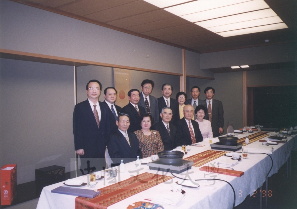 1998年2月3-8日董事長張鏡湖與教育部長吳京、部長夫人張紫君等人赴日出席長野奧運開幕典禮的圖檔，第1張，共7張