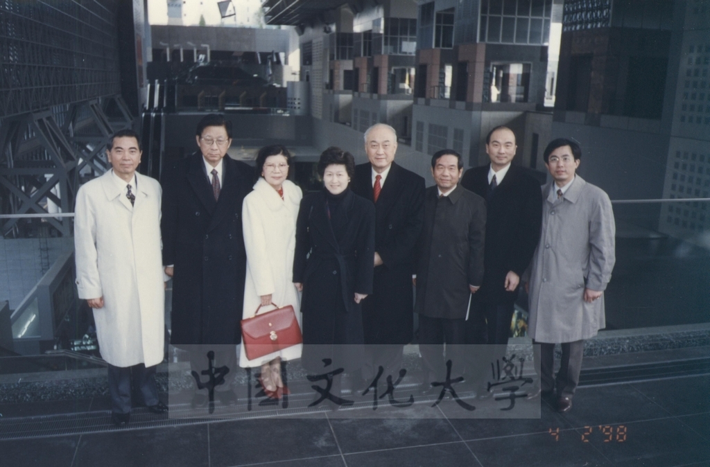 1998年2月3-8日董事長張鏡湖與教育部長吳京、部長夫人張紫君等人赴日出席長野奧運開幕典禮的圖檔，第2張，共7張