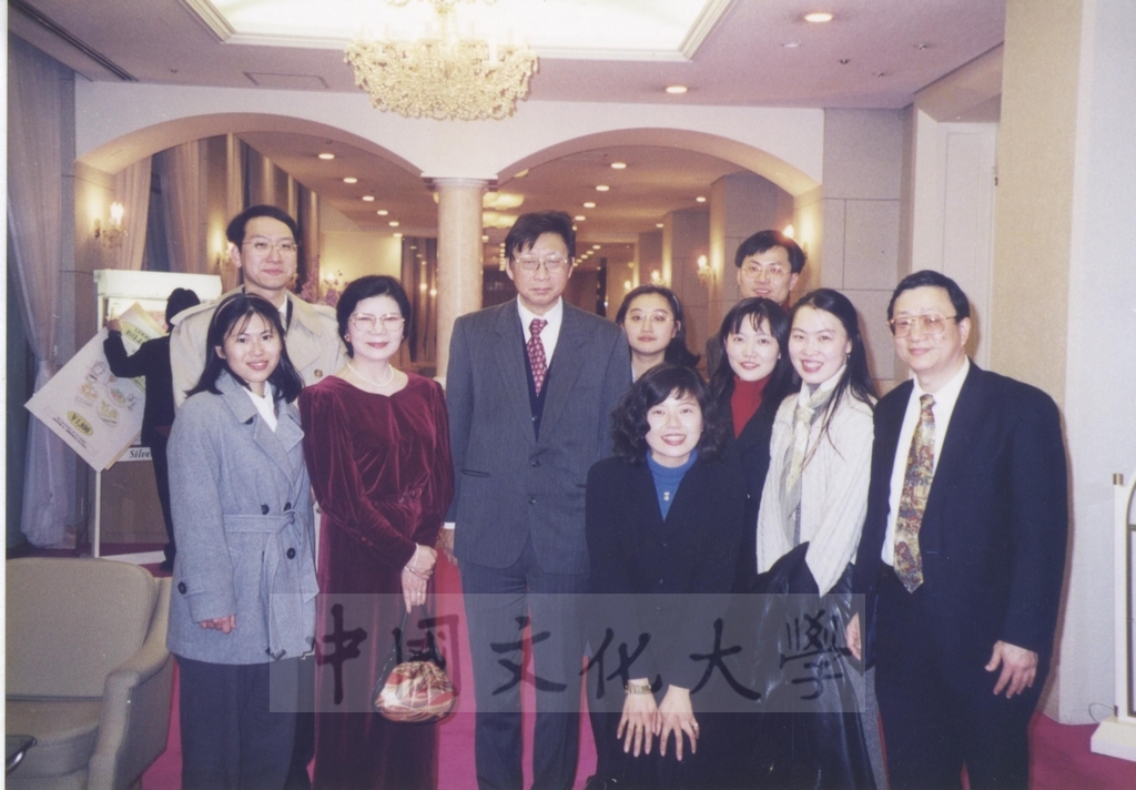 1998年2月3-8日董事長張鏡湖與教育部長吳京、部長夫人張紫君等人赴日出席長野奧運開幕典禮的圖檔，第4張，共7張