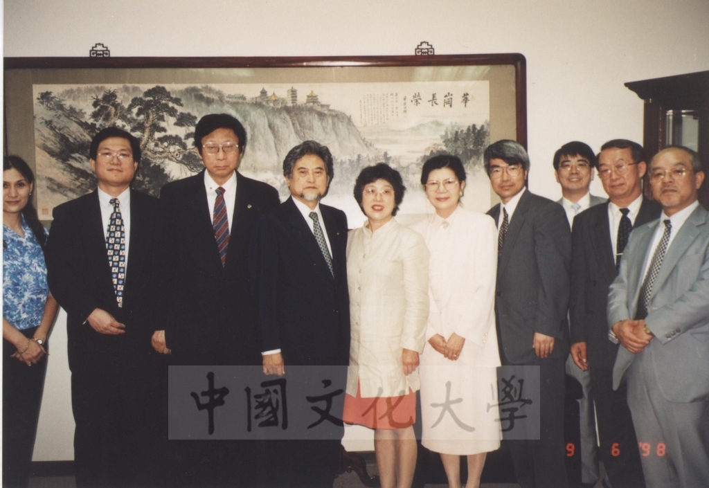 1998年6月9日日本別府大學理事長西村駿一(左四)率訪問團蒞臨本校參訪並拜會董事長張鏡湖、校長林彩梅的圖檔，第1張，共1張