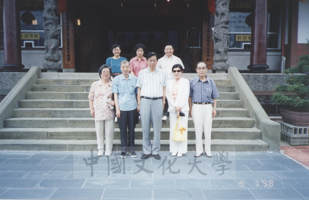 1998年7月9-11日本校教職員自強活動在董事長張鏡湖、校長林彩梅引領下前往劍湖山世界、鴻禧山莊等三日遊的圖檔，第1張，共30張
