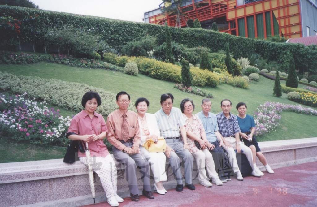 1998年7月9-11日本校教職員自強活動在董事長張鏡湖、校長林彩梅引領下前往劍湖山世界、鴻禧山莊等三日遊的圖檔，第2張，共30張