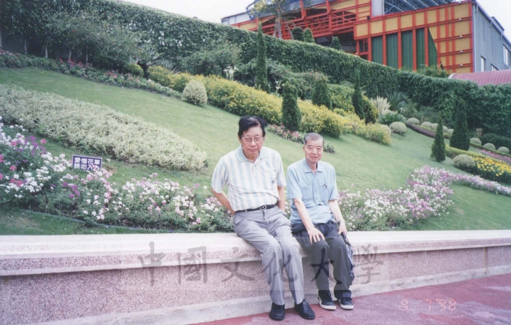 1998年7月9-11日本校教職員自強活動在董事長張鏡湖、校長林彩梅引領下前往劍湖山世界、鴻禧山莊等三日遊的圖檔，第3張，共30張