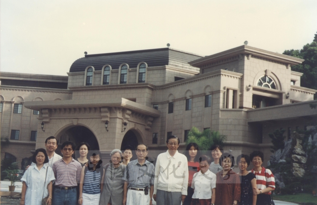 1998年7月9-11日本校教職員自強活動在董事長張鏡湖、校長林彩梅引領下前往劍湖山世界、鴻禧山莊等三日遊的圖檔，第9張，共30張
