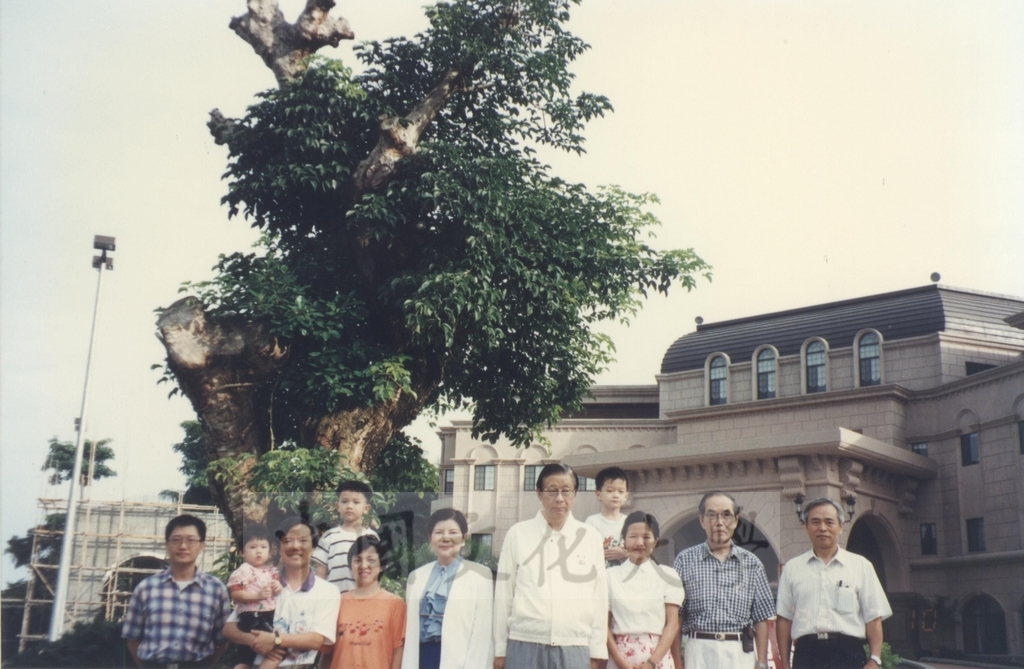 1998年7月9-11日本校教職員自強活動在董事長張鏡湖、校長林彩梅引領下前往劍湖山世界、鴻禧山莊等三日遊的圖檔，第10張，共30張