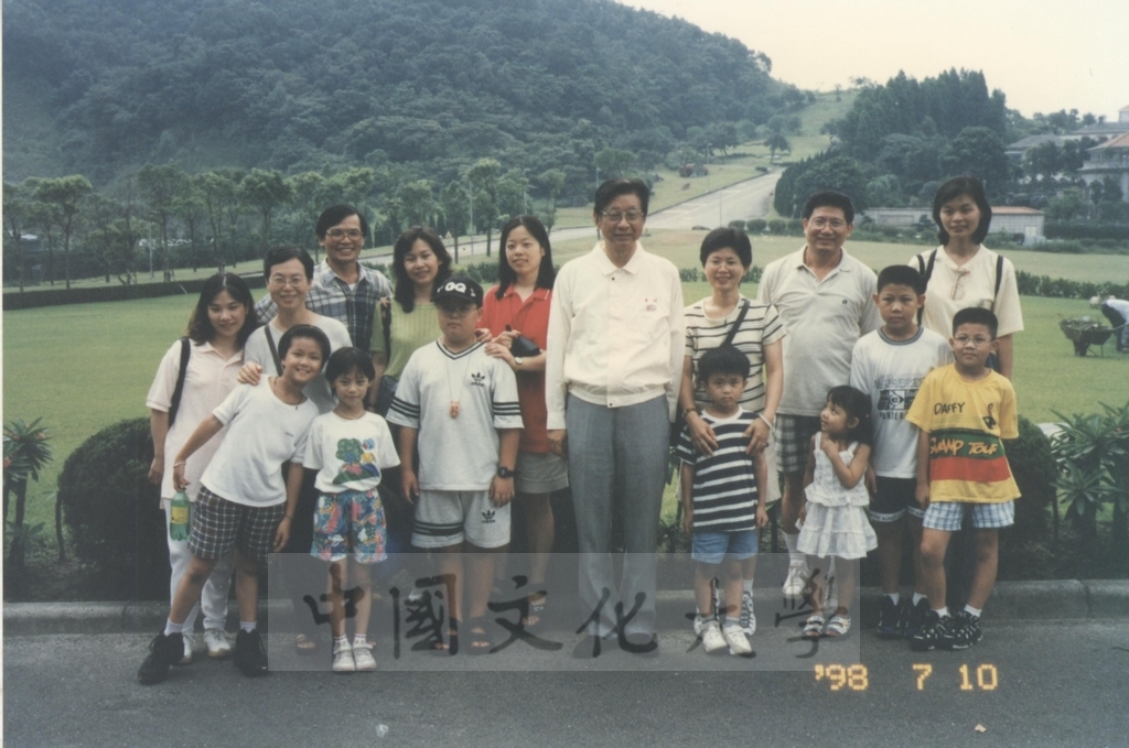 1998年7月9-11日本校教職員自強活動在董事長張鏡湖、校長林彩梅引領下前往劍湖山世界、鴻禧山莊等三日遊的圖檔，第13張，共30張