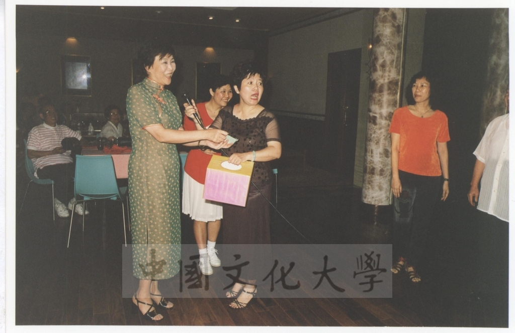 1998年7月9-11日本校教職員自強活動在董事長張鏡湖、校長林彩梅引領下前往劍湖山世界、鴻禧山莊等三日遊的圖檔，第23張，共30張