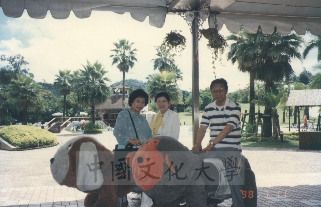 1998年7月9-11日本校教職員自強活動在董事長張鏡湖、校長林彩梅引領下前往劍湖山世界、鴻禧山莊等三日遊的圖檔，第30張，共30張