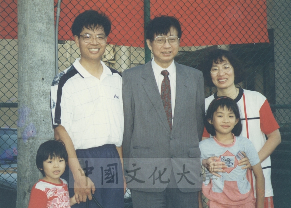 1998年9月17日董事長張鏡湖與語文中心主任蔡鈺鑫及講師林麗雲夫婦、女兒蔡善妮、蔡善琪合影的圖檔，第1張，共1張