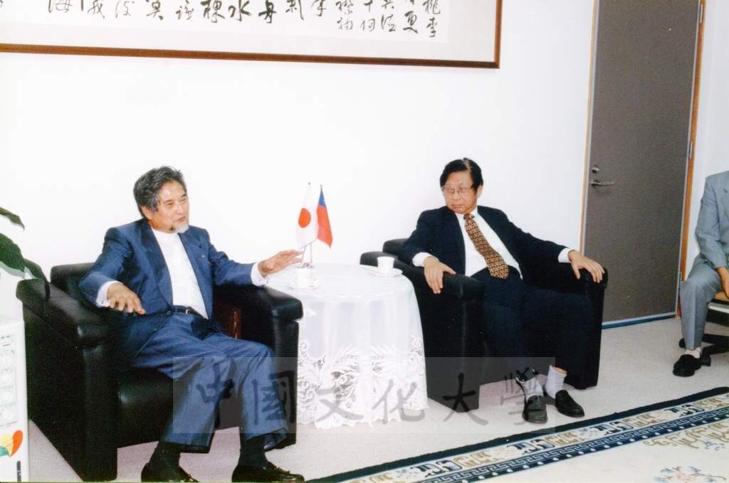 1998年8月21日日本別府大學理事長西村駿一率訪問團蒞臨本校參訪的圖檔，第1張，共4張