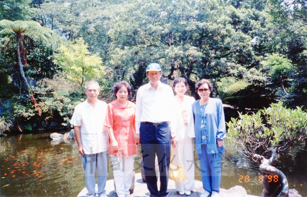 1998年8月28日本校教職員自強活動在董事長張鏡湖、校長林彩梅引領下前往陽明山國家公園一日遊的圖檔，第1張，共10張