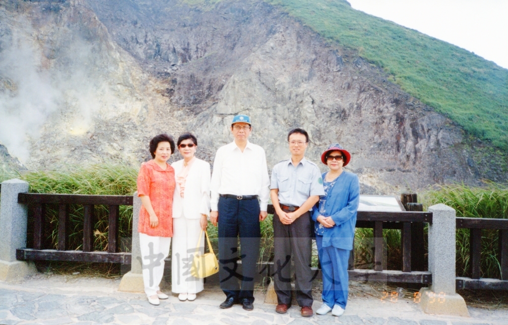 1998年8月28日本校教職員自強活動在董事長張鏡湖、校長林彩梅引領下前往陽明山國家公園一日遊的圖檔，第3張，共10張