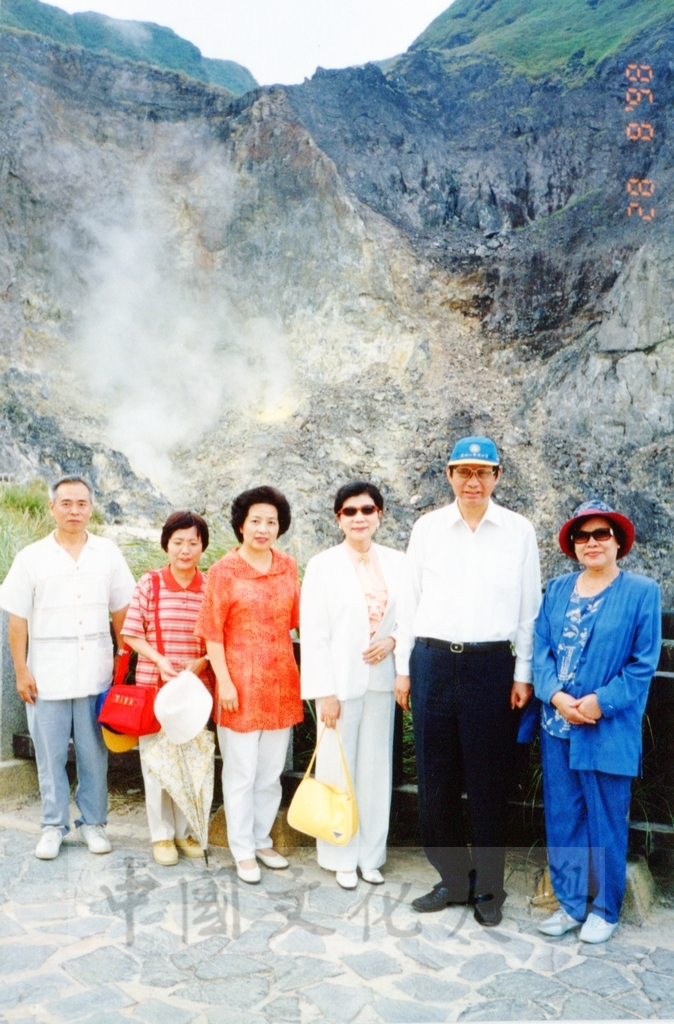 1998年8月28日本校教職員自強活動在董事長張鏡湖、校長林彩梅引領下前往陽明山國家公園一日遊的圖檔，第4張，共10張