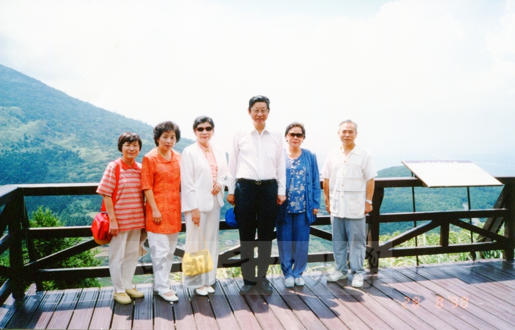 1998年8月28日本校教職員自強活動在董事長張鏡湖、校長林彩梅引領下前往陽明山國家公園一日遊的圖檔，第5張，共10張