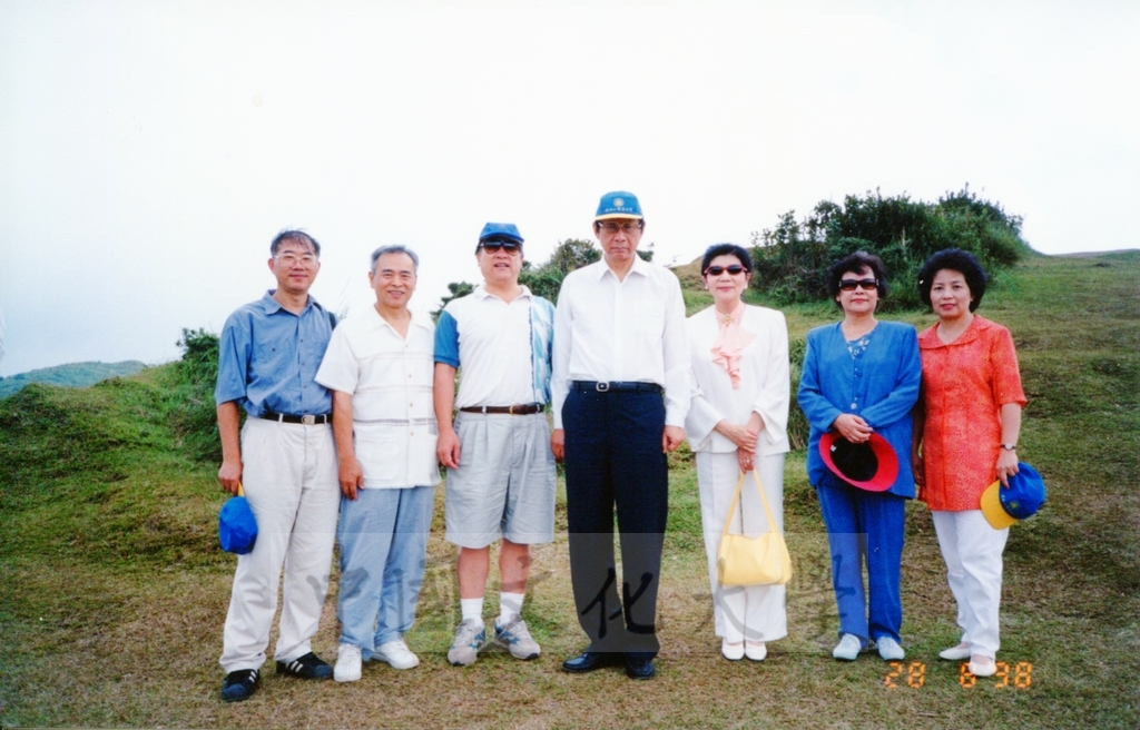 1998年8月28日本校教職員自強活動在董事長張鏡湖、校長林彩梅引領下前往陽明山國家公園一日遊的圖檔，第6張，共10張