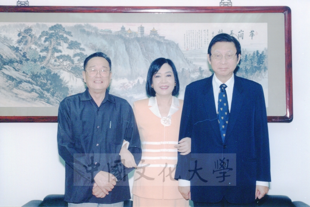 1998年10月20日本校中文系邀請作家朱秀娟女士蒞校演講並拜會董事長張鏡湖的圖檔，第1張，共1張
