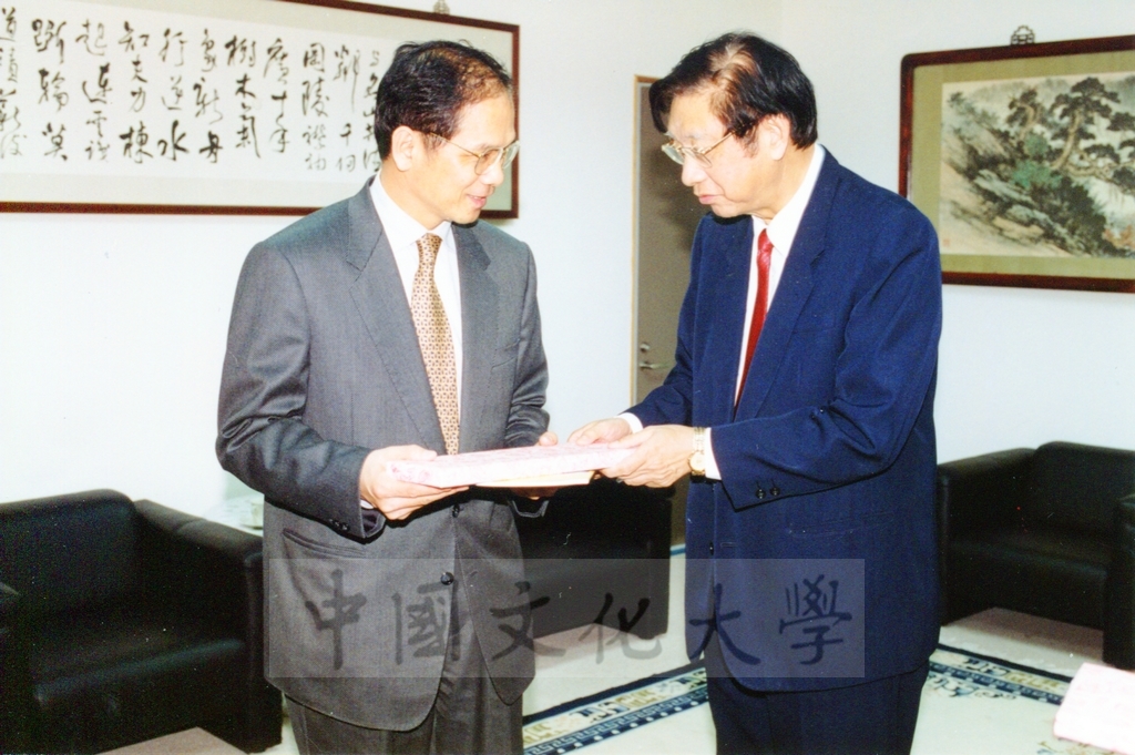 1998年10月28日台北捷運公司董事長游錫堃蒞臨本校拜訪董事長張鏡湖的圖檔，第1張，共1張