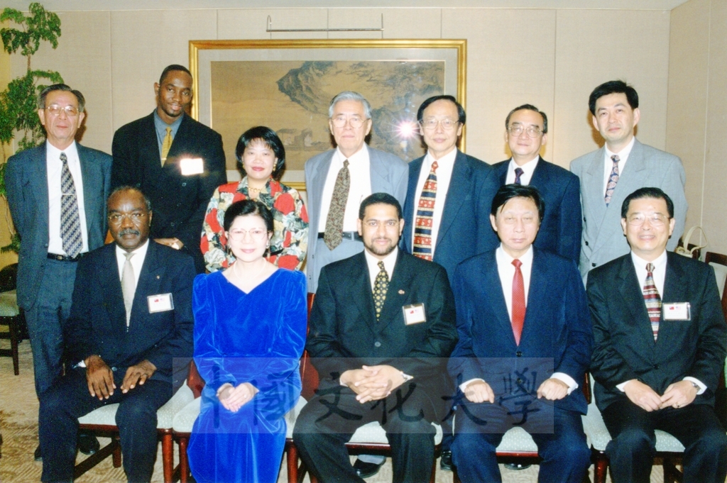 1998年12月23日外交部安排本校師長與賴比瑞亞共和國訪問團餐叙的圖檔，第1張，共1張