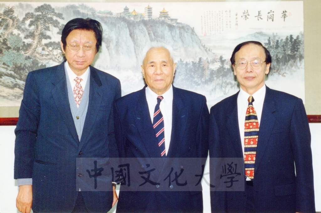 1998年11月23日北京科學院大氣所院士陶詩言(中)蒞臨本校參訪並由理學院院長劉廣英陪同拜會董事長張鏡湖的圖檔，第1張，共1張