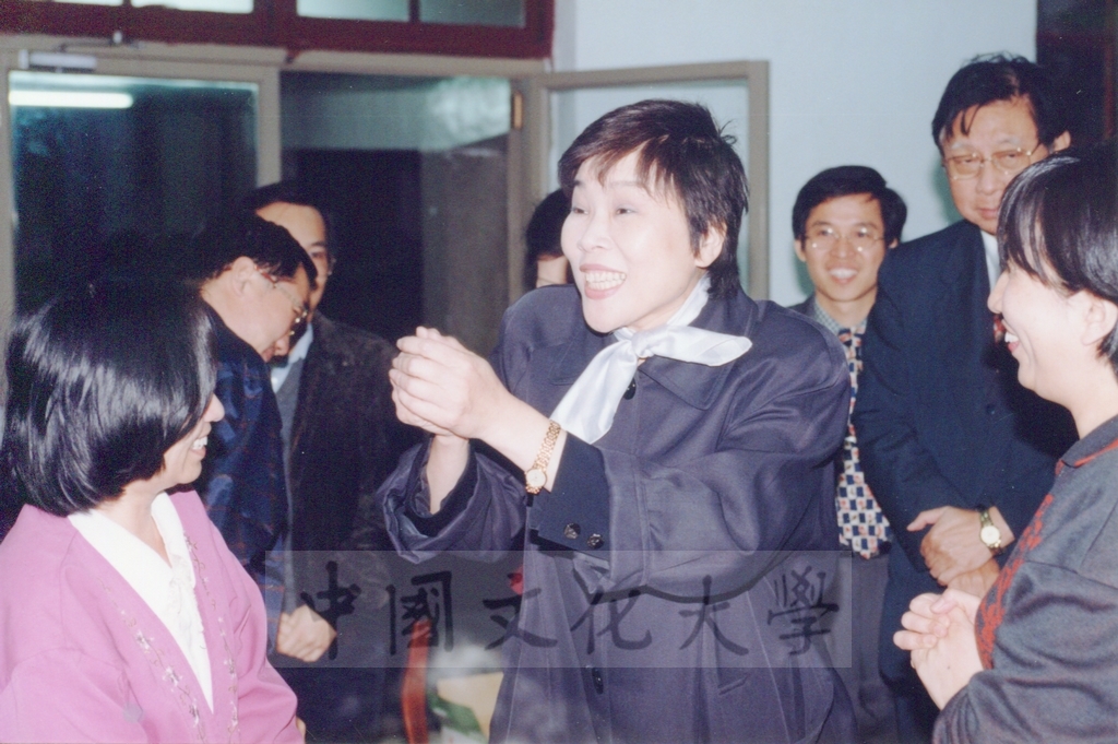 1998年12月8日董事穆閩珠當選第四屆立法委員，董事長張鏡湖及穆董事特舉辦感恩餐會的圖檔，第6張，共9張