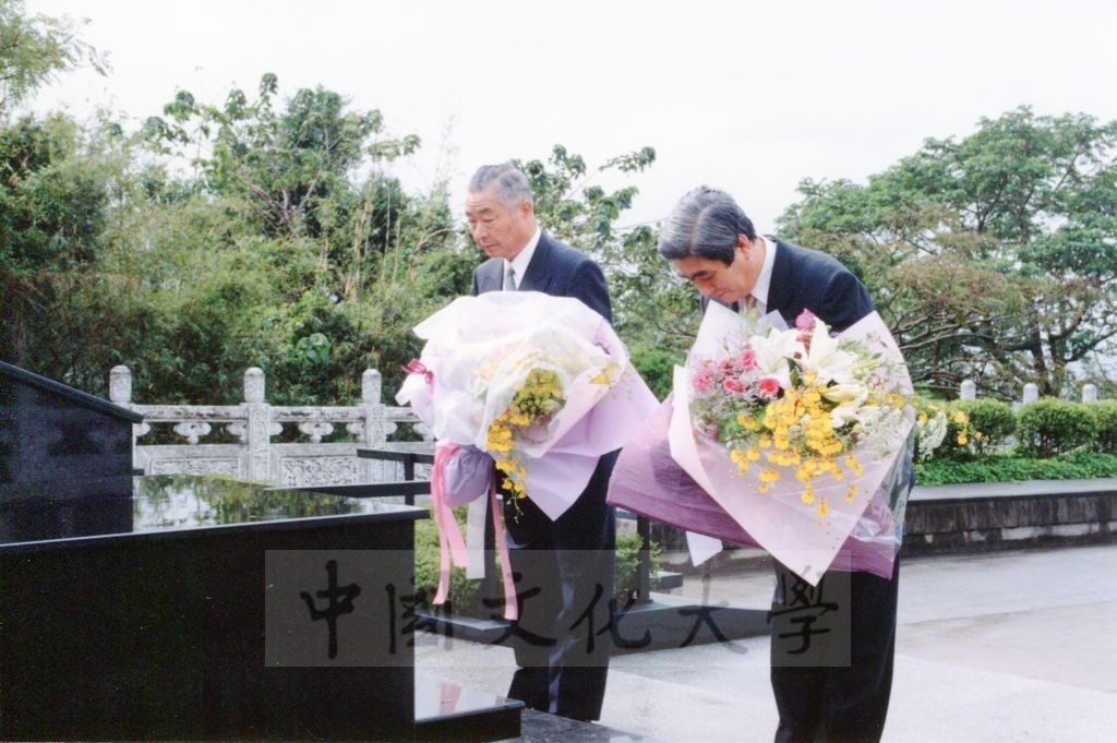 1998年12月10日日本姐妹校天理大學理事長山田忠一、校長橋本武人率訪問團蒞臨本校參訪的圖檔，第4張，共5張