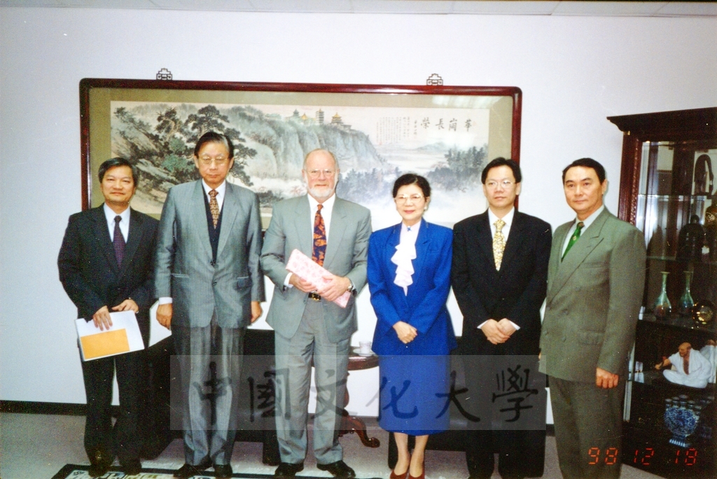 1998年12月18日美威斯康辛大學東亞法律中心主任蒞臨本校參訪並拜會董事長張鏡湖、校長林彩梅的圖檔，第1張，共6張