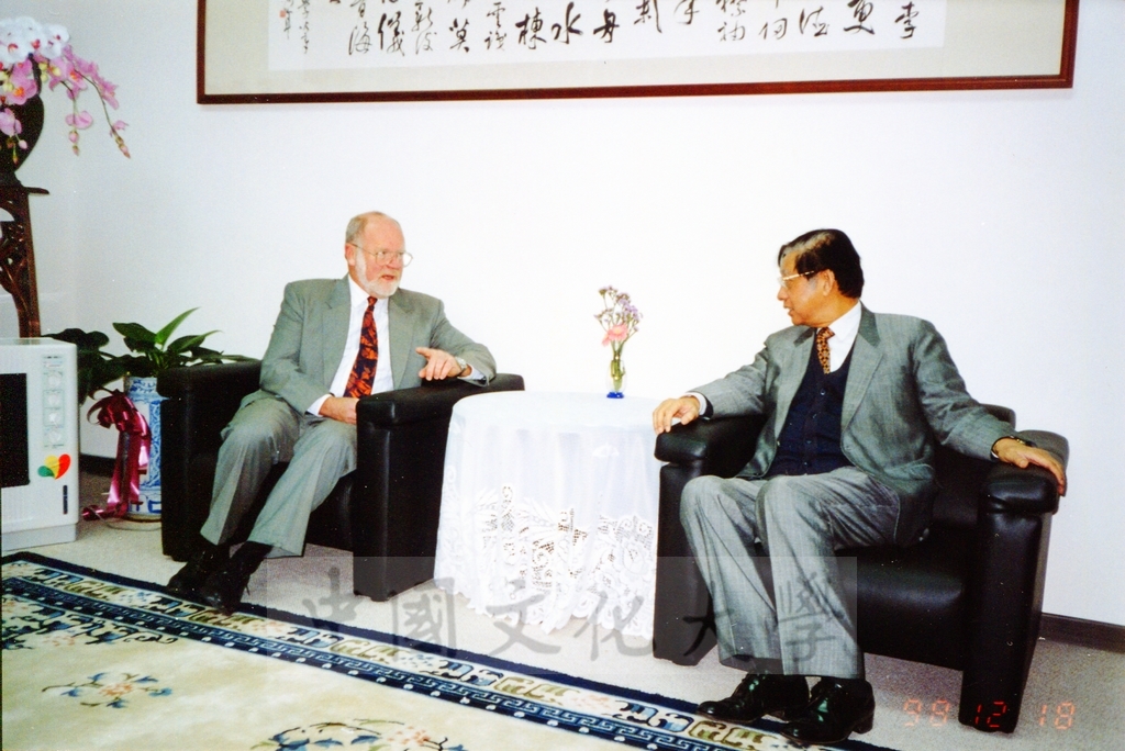 1998年12月18日美威斯康辛大學東亞法律中心主任蒞臨本校參訪並拜會董事長張鏡湖、校長林彩梅的圖檔，第2張，共6張