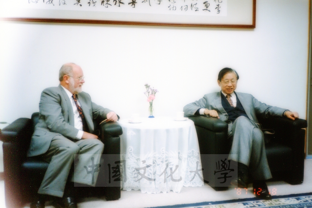 1998年12月18日美威斯康辛大學東亞法律中心主任蒞臨本校參訪並拜會董事長張鏡湖、校長林彩梅的圖檔，第4張，共6張