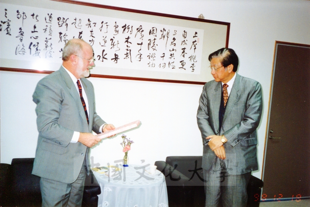 1998年12月18日美威斯康辛大學東亞法律中心主任蒞臨本校參訪並拜會董事長張鏡湖、校長林彩梅的圖檔，第5張，共6張