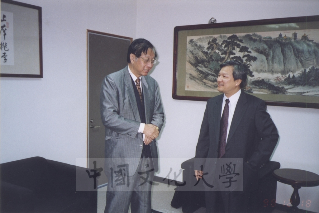 1998年12月18日美威斯康辛大學東亞法律中心主任蒞臨本校參訪並拜會董事長張鏡湖、校長林彩梅的圖檔，第6張，共6張