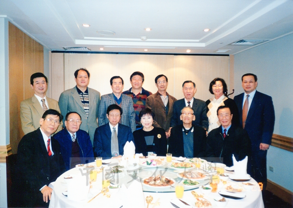 1998年12月29日董事長張鏡湖及董事穆閩珠出席體壇餐會的圖檔，第1張，共3張