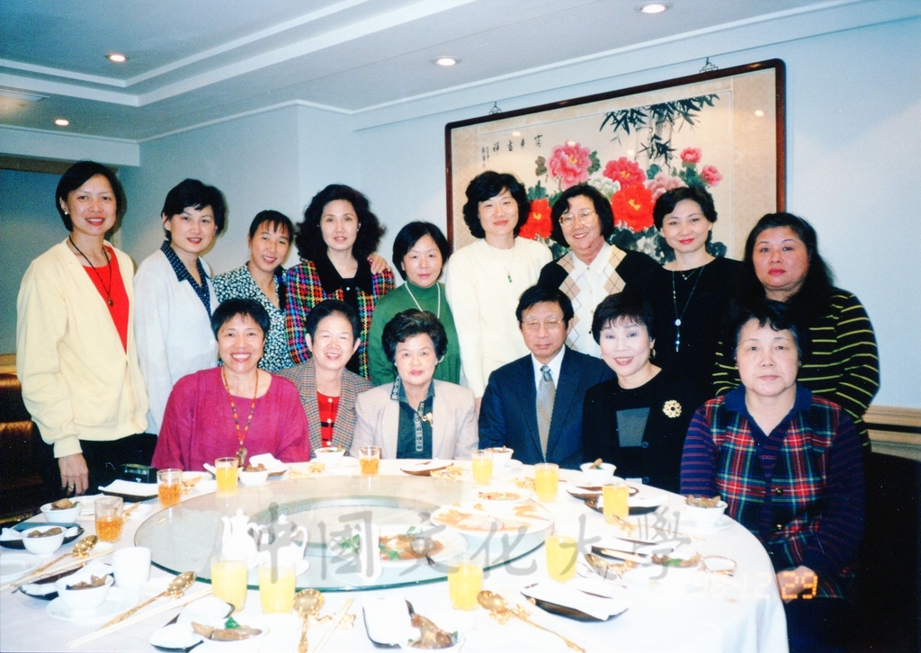 1998年12月29日董事長張鏡湖及董事穆閩珠出席體壇餐會的圖檔，第2張，共3張