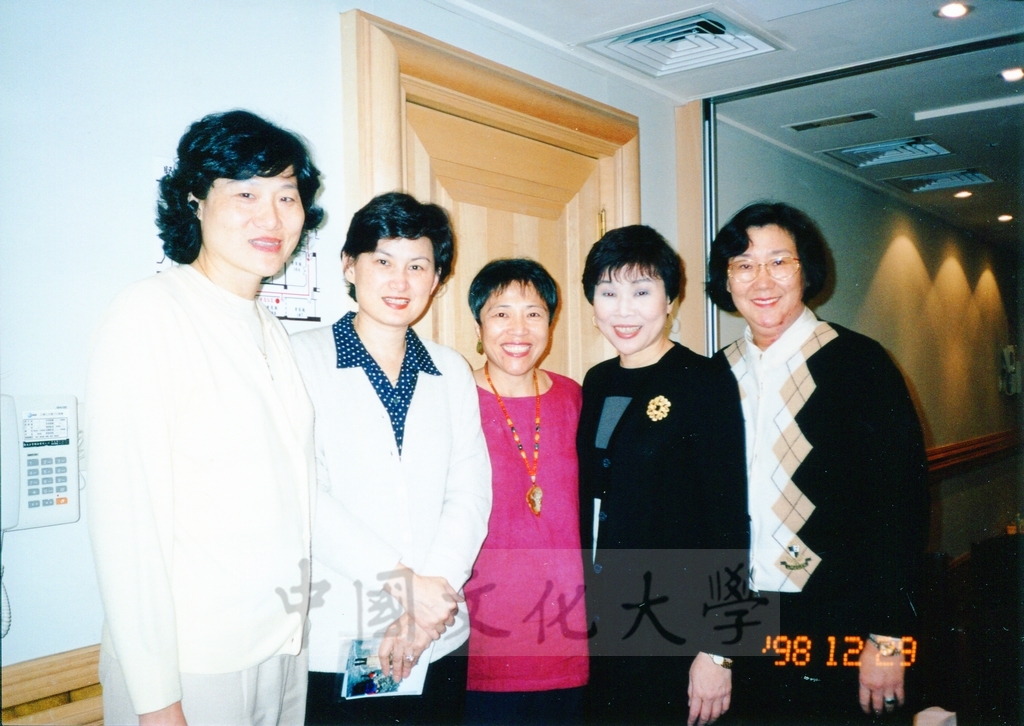 1998年12月29日董事長張鏡湖及董事穆閩珠出席體壇餐會的圖檔，第3張，共3張