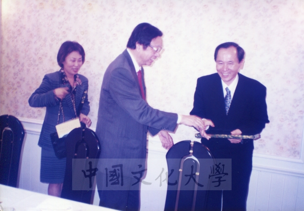 1997年3月21日韓國慶南大學校長朴在圭及夫人金仙香等一行7人蒞校訪問並與本校締結姊妹校的圖檔，第21張，共28張