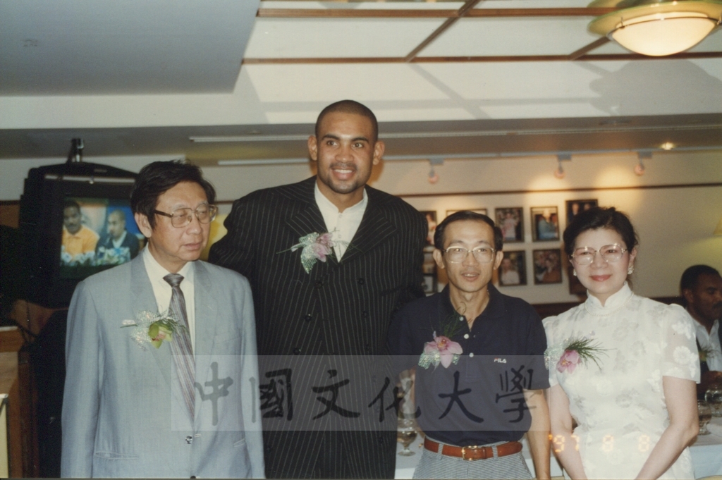 1997年8月8日董事長張鏡湖、校長林彩梅接見外國體育選手的圖檔，第1張，共2張