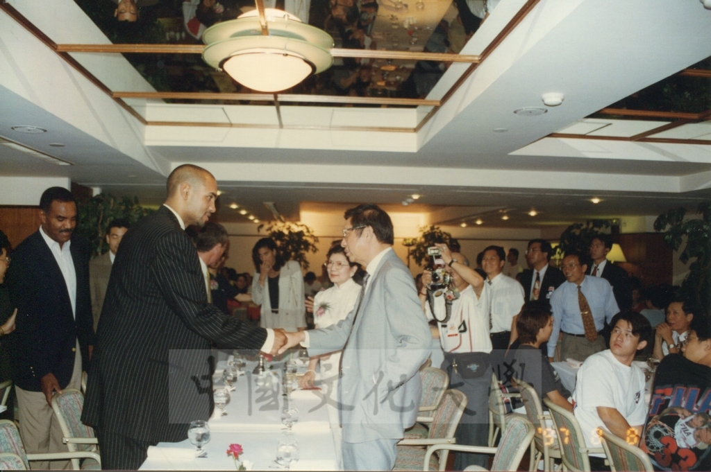 1997年8月8日董事長張鏡湖、校長林彩梅接見外國體育選手的圖檔，第2張，共2張