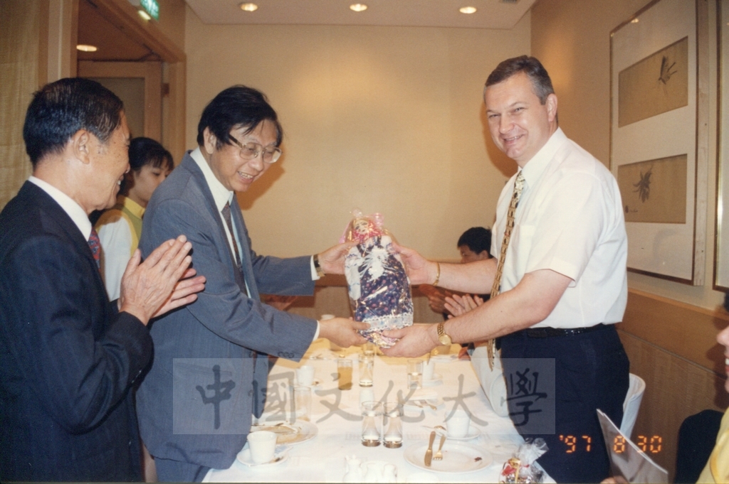 1997年8月30日俄羅斯遠東大學校長Dr. Vladimir I. Kurilov率團蒞校訪問的圖檔，第1張，共2張