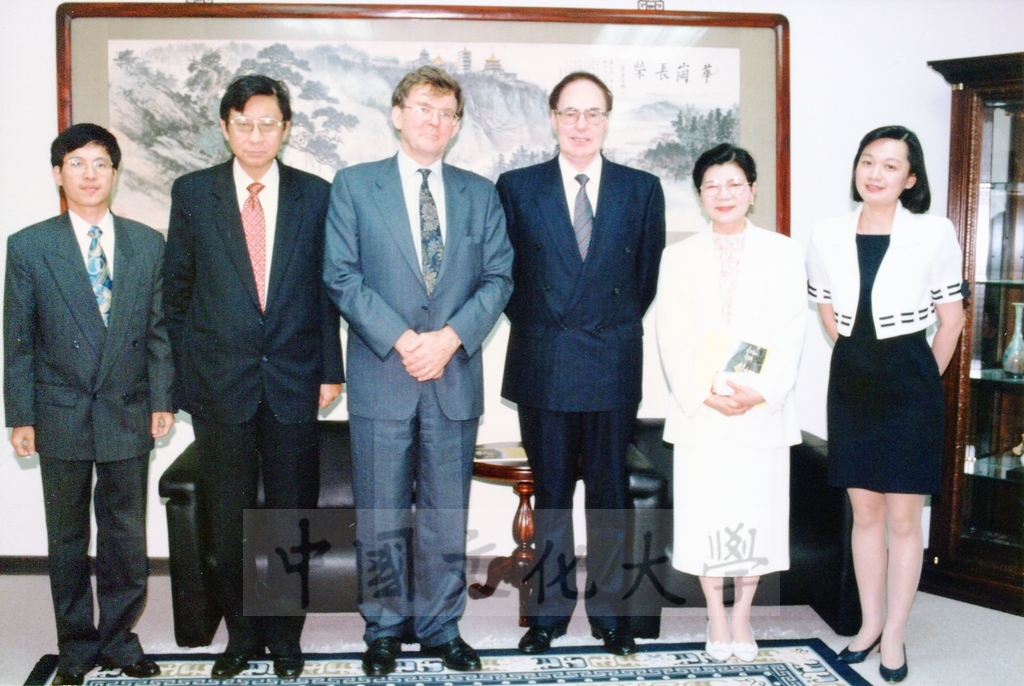 1997年5月26日外國貴賓蒞臨本校參訪並拜會董事長張鏡湖的圖檔，第2張，共2張